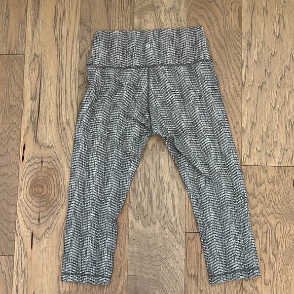 Fun, textured Lululemon ankle mid-calf length leggings - Picture 3 of 6